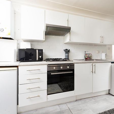 One Bedroom Apartment Opposite Brent Cross Station ロンドン エクステリア 写真