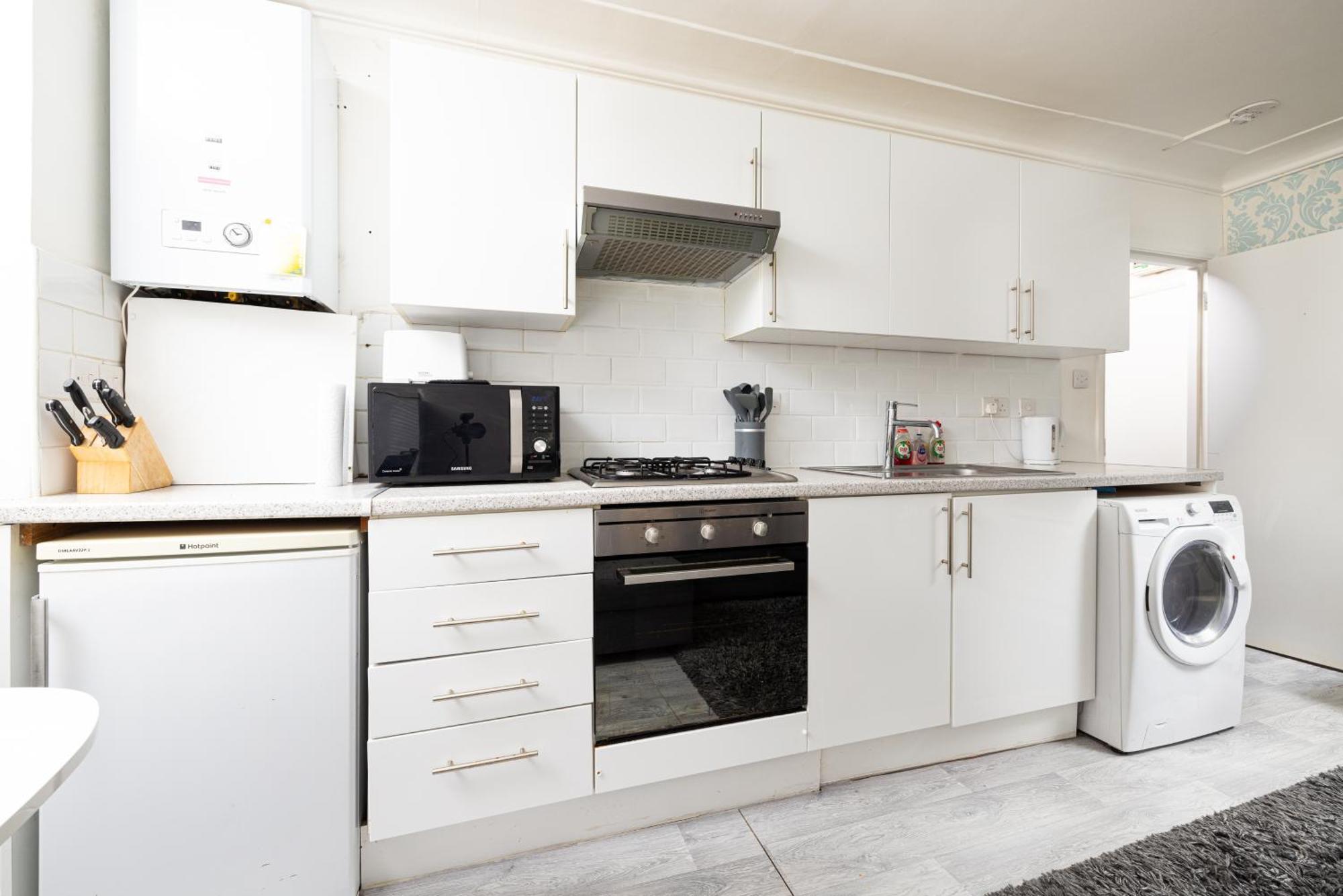 One Bedroom Apartment Opposite Brent Cross Station ロンドン エクステリア 写真
